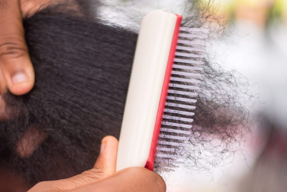 Lire la suite à propos de l’article Démêler en Douceur : L&rsquo;Art et la Science pour Prendre Soin de vos Boucles avec BK Hair